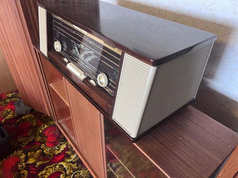 Vintage 1960s Philips Reverbeo Valve Radio