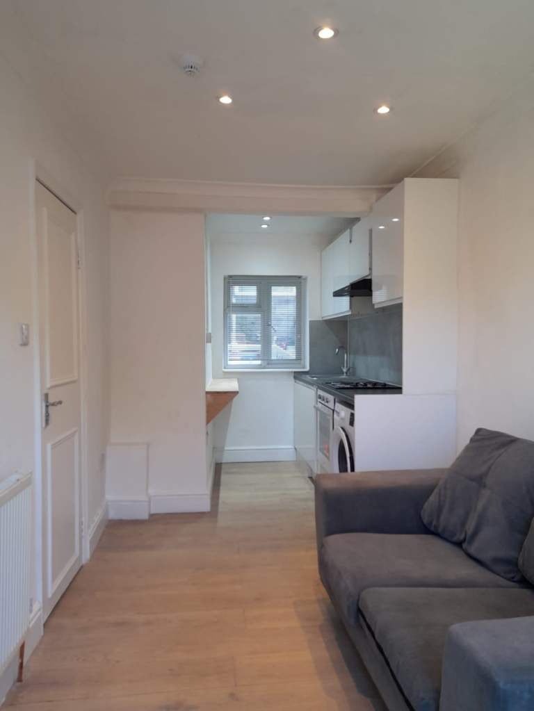 DSS 1BED GR FL FLAT+PRIV GARDEN OK SINGLE PARENT&CHILD 10 MIN WHITTON B.R. THEN 30 MIN WATERLOO