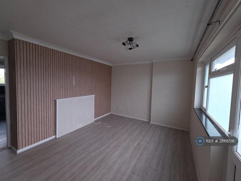 2 bedroom flat in Long Lynderswood, Basildon, SS15 (2 bed) (#2865591)