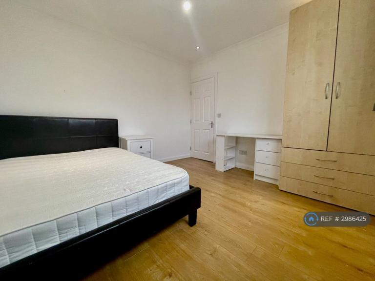 3 bedroom flat in The Approach, Acton, W3 (3 bed) (#2986425)