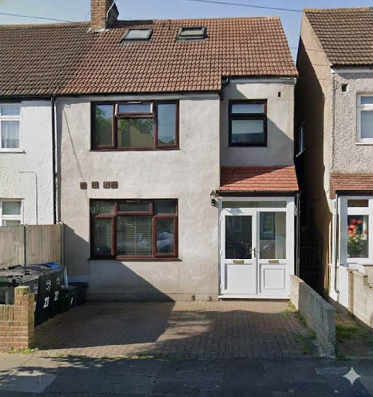 6 Ensuite Rooms Available for Corporate Let in London SW16 4HW