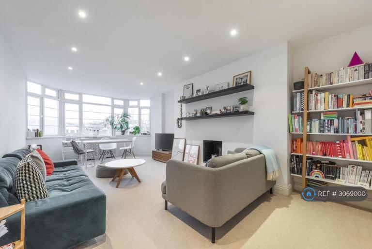 2 bedroom flat in Hillfield Court, London, NW3 (2 bed) (#3069000)