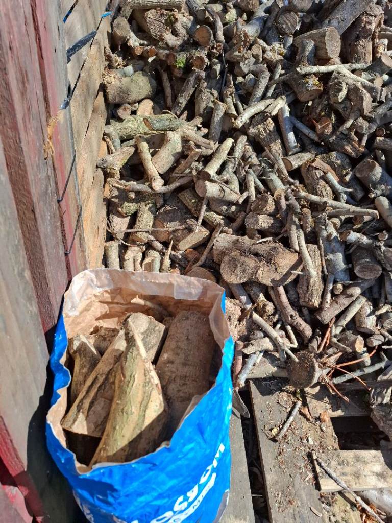 Loose bags of Hardwood firewood - well seasoned 
