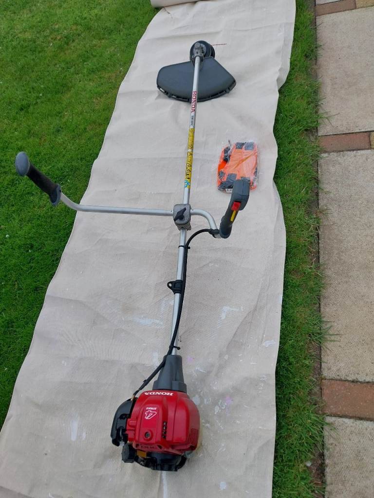 Honda 4 stroke strimmer/brush cutter.