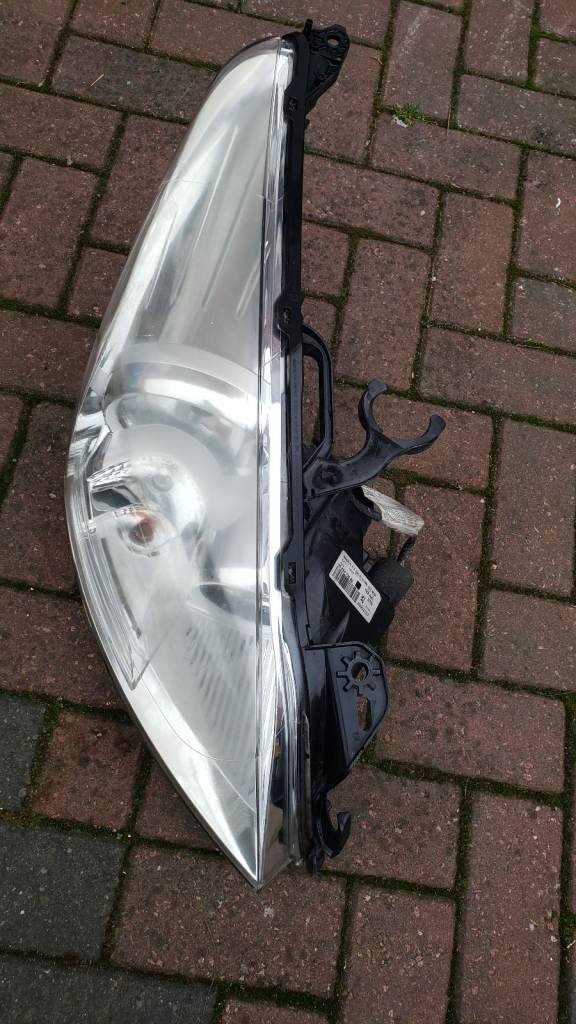 Peugout 3008 headlight o/s