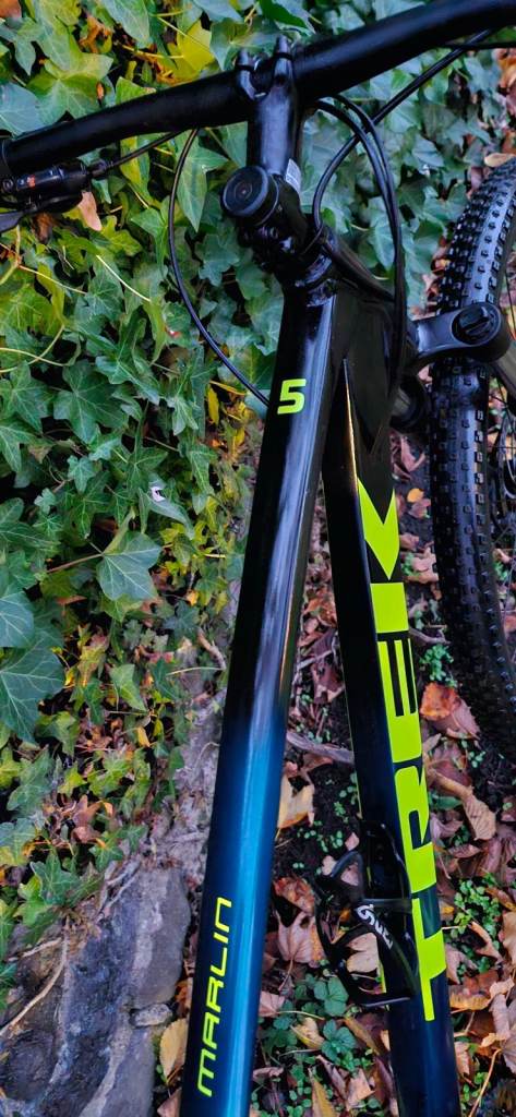 TREK MARLIN 5, 29ER HARDTAIL WITH HYDRAULIC BRAKES [USED TWICE SIZE LARGE £300