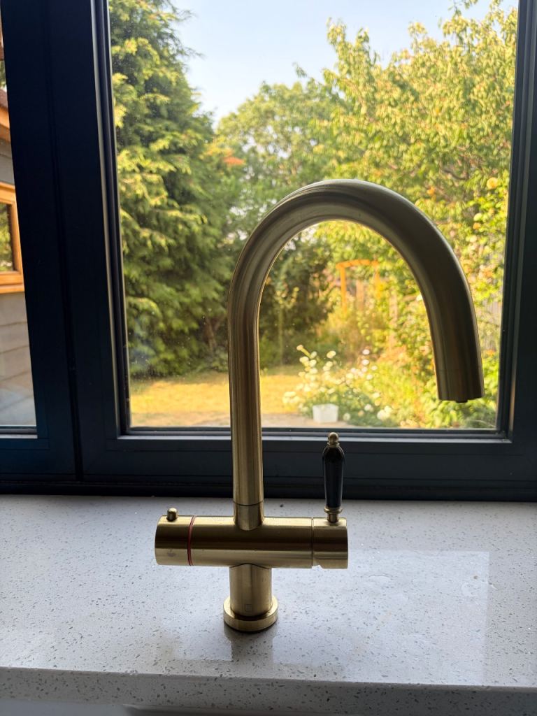 Instant Hot Water Tap with Boiler – Good Condition