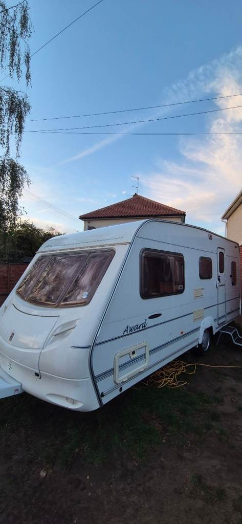 Caravan 5 berth fixed bed 