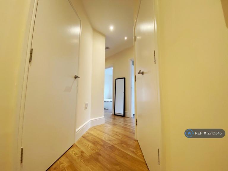 2 bedroom flat in Tower Bridge Road, London, SE1 (2 bed) (#2710345)