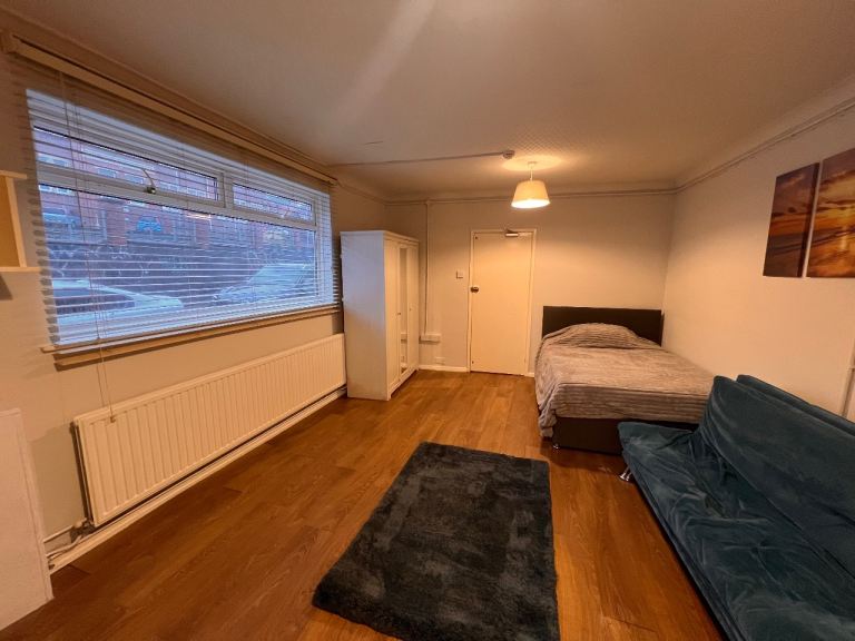 Large Double En-Suite Room with Mini Kitchen – SN1 5LG, Swindon