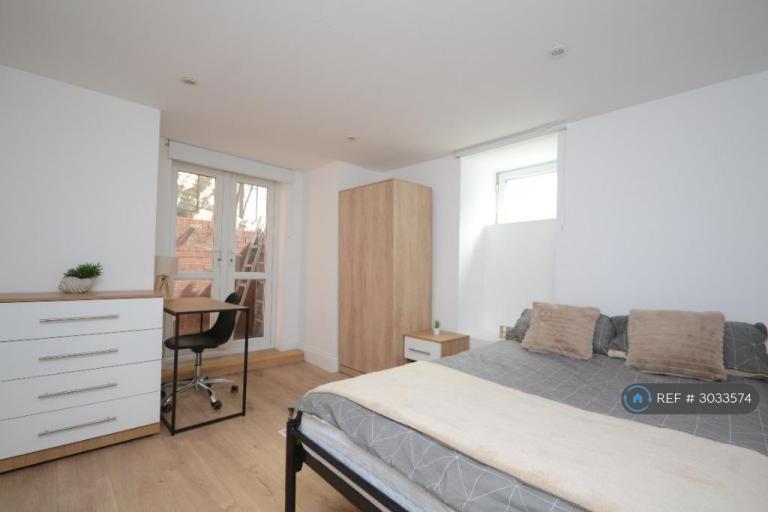 10 bedroom house in Aubrey Road, Manchester, M14 (10 bed) (#3033574)