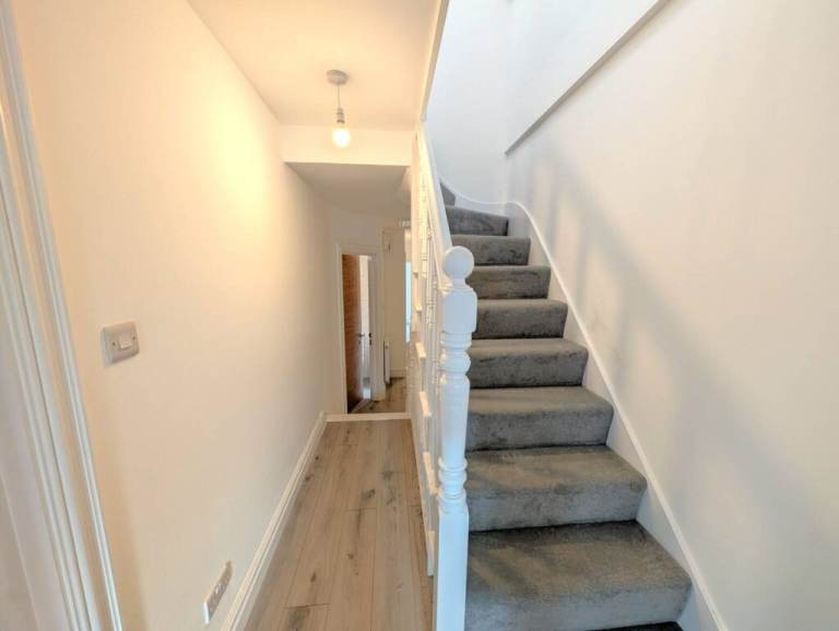 3 BEDROOM SPLIT LEVEL FLAT IVY ROAD CRICKLEWOOD NW2 