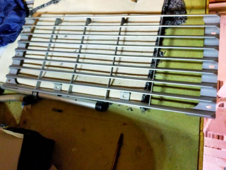 LANDROVER DEFENDER FRONT PLASTIC GRILL