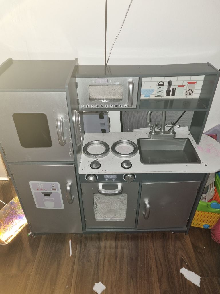 Toy kitchen 