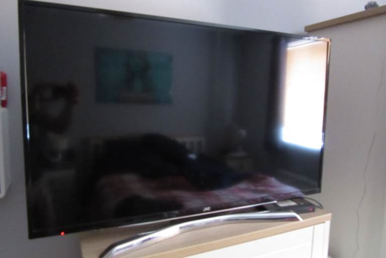 JVC 43" Smart 4K HDR TV - fault