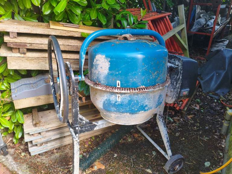 Electric cement mixer