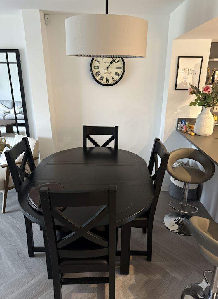 Extendable Round Dining Table