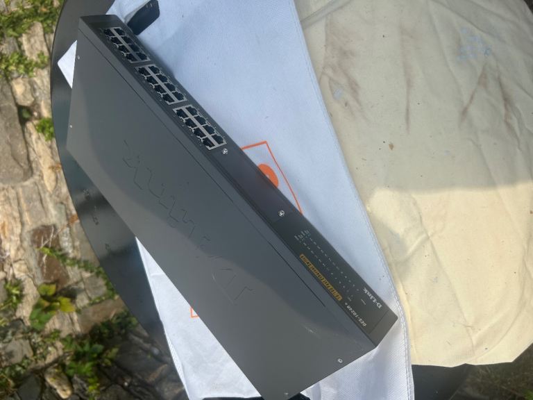 D-Link DES-1024R+ 24-Port Fast Ethernet Switch – Good Condition
