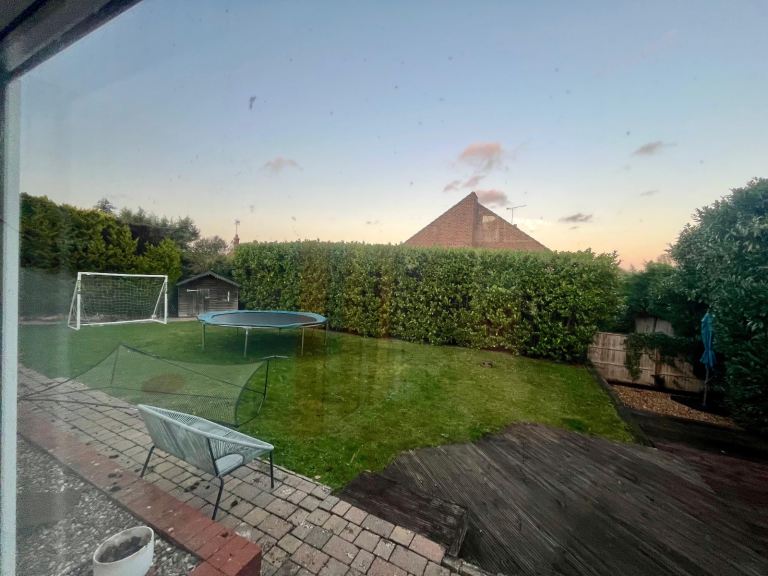 Rent 2 Double Rooms - close to Cuffley Station