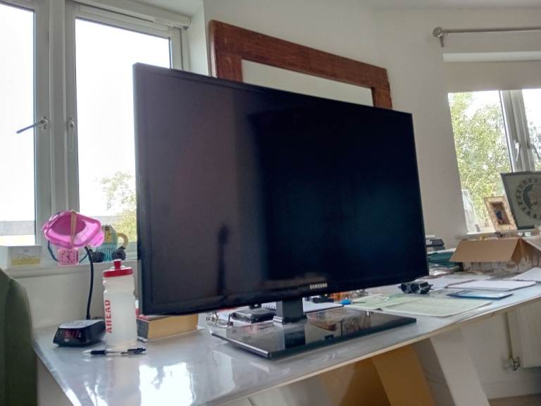 28 Inch Smart Samsung TV