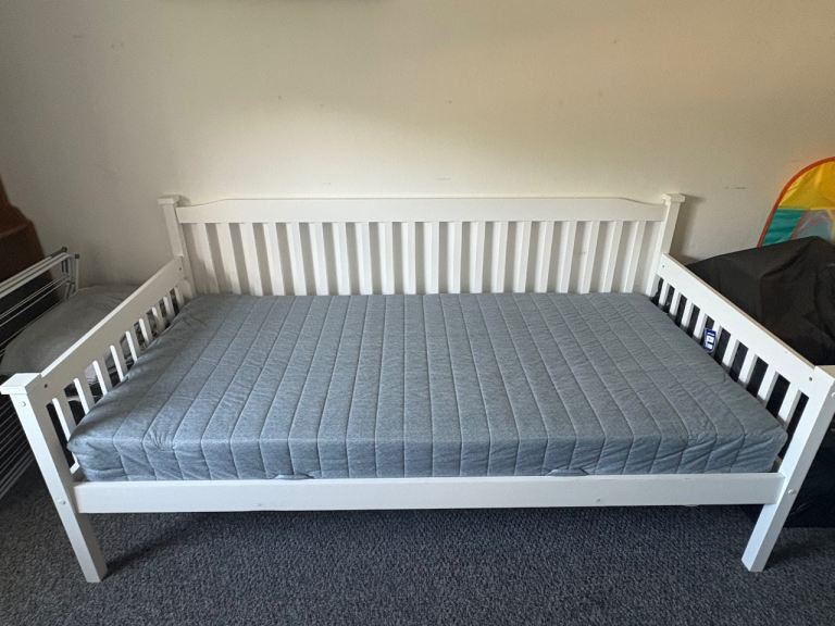 White Wooden Day Bed with Slats – Good  condition 