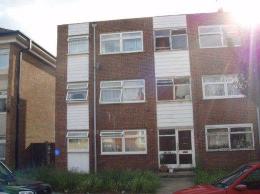 Spacious 2 Bedroom Purpose Built Second Floor Flat Available To Let In Ilford (IG1)