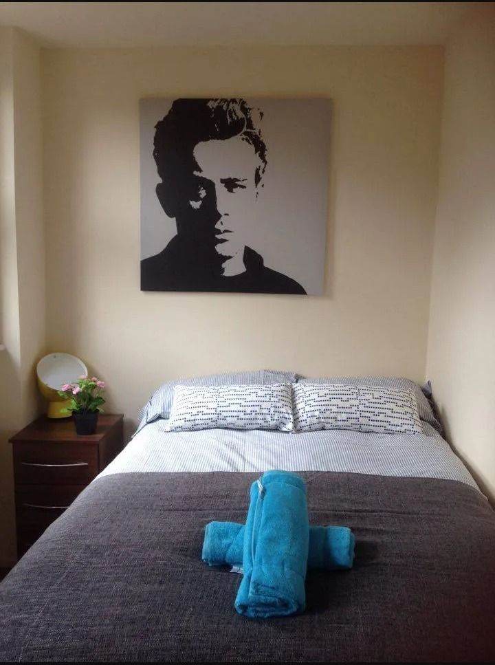 A room to rent in Willesden Green. This property is currently furnished.