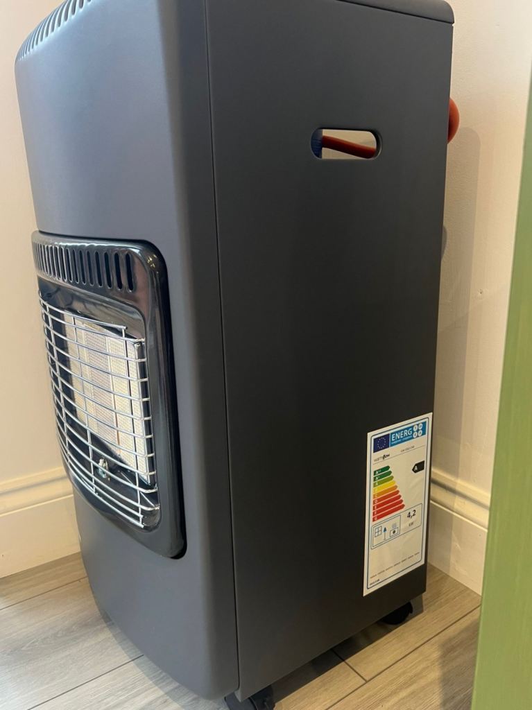 Calor gas heater with 2 bottles