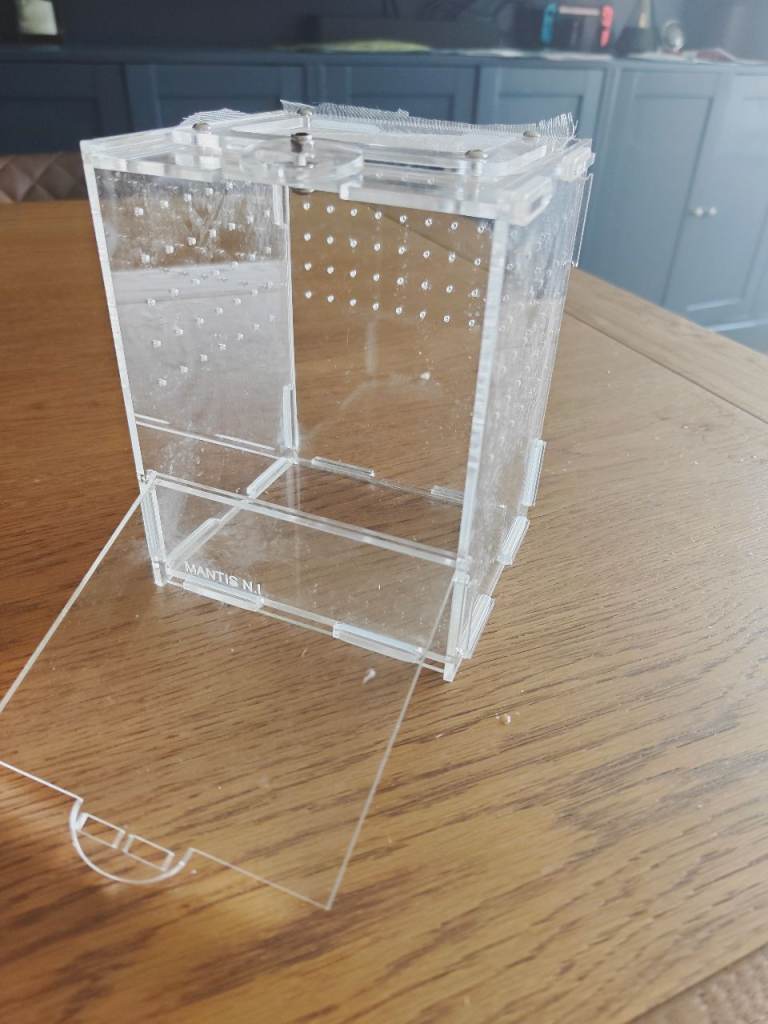 Mantis enclosure