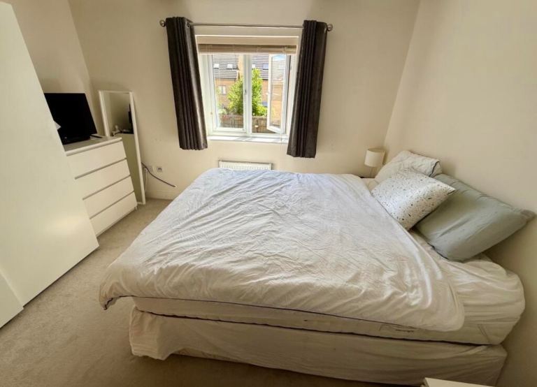 Double en-suite room - family friendly home 