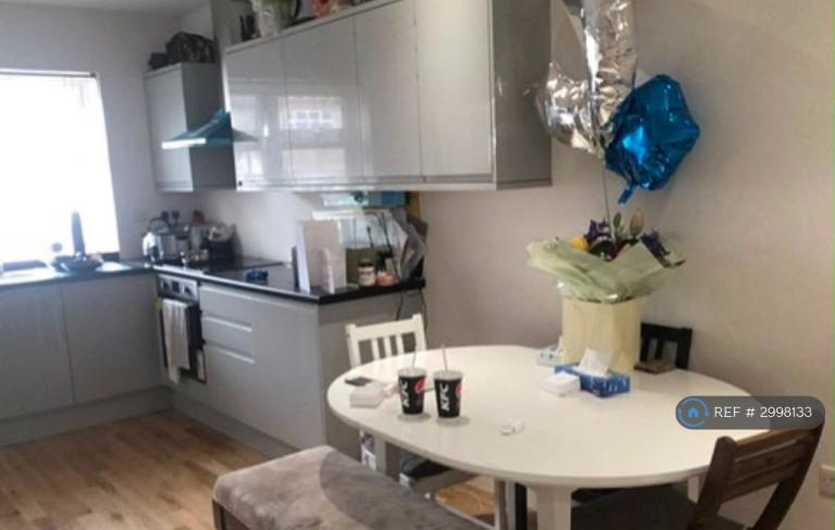 2 bedroom flat in Gladstone Park Gardens, London, NW2 (2 bed) (#2998133)