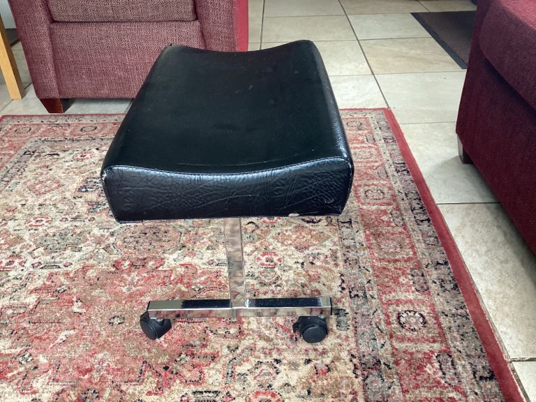 Height adjustable leg rest