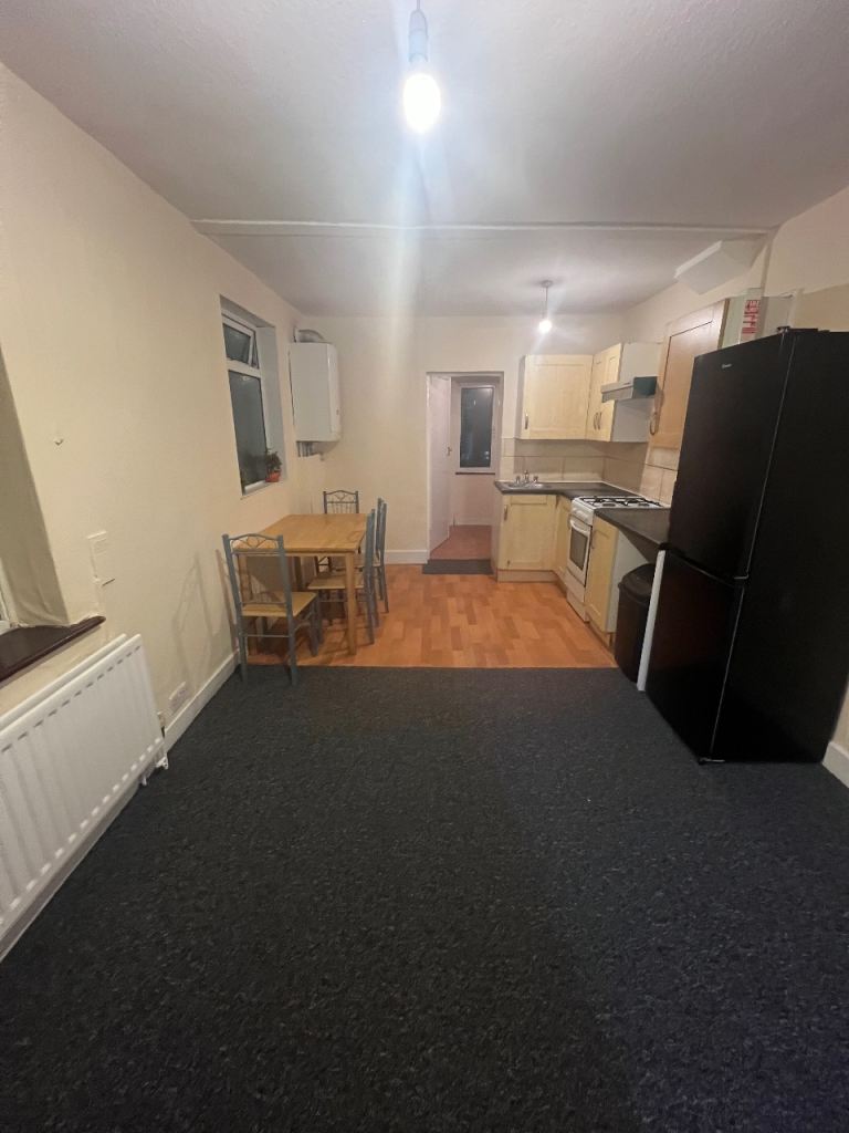 THREE BEDROOM FLAT WITH GARDEN TO LET AT WALTHAMSTOW ARE E17 4LJ. LONDON 
