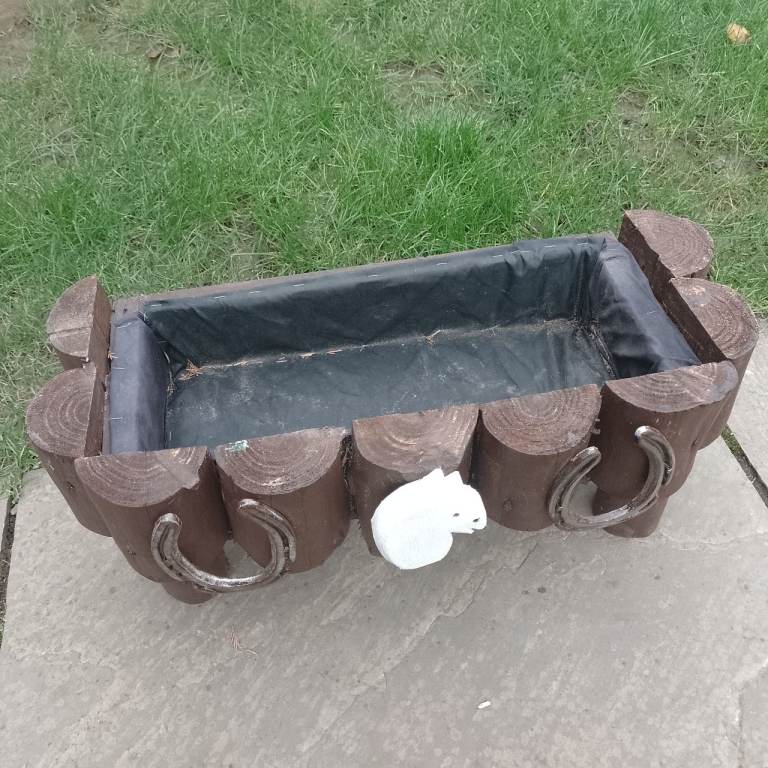 Horse shoes planter