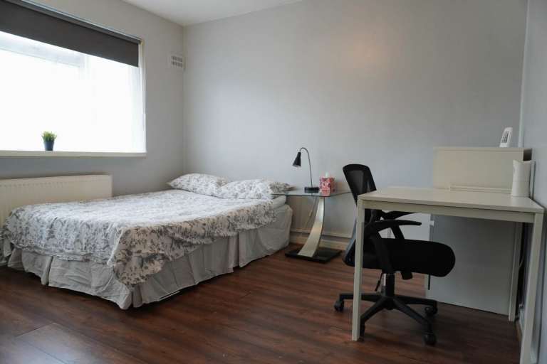1 bedroom in Hathaway Gardens, West Ealing