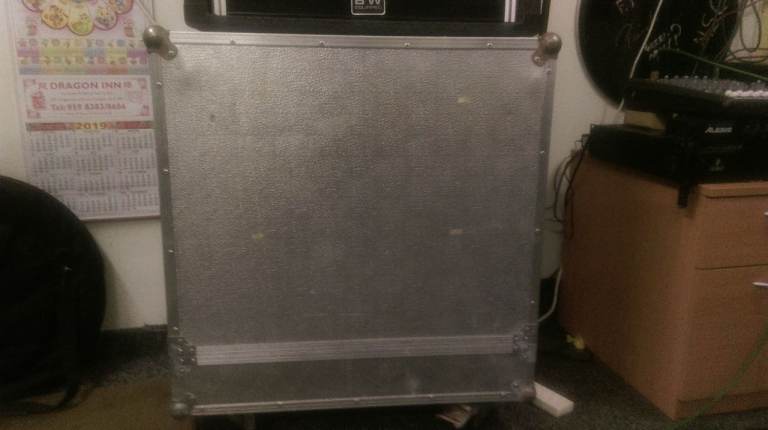 Large aluminium flight case on wheels – with side carry handles