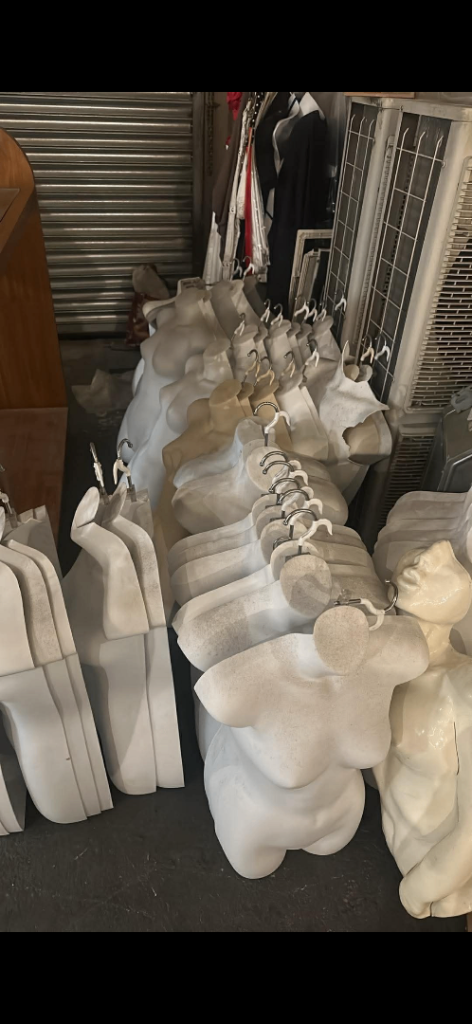 Mannequins with or without hooks