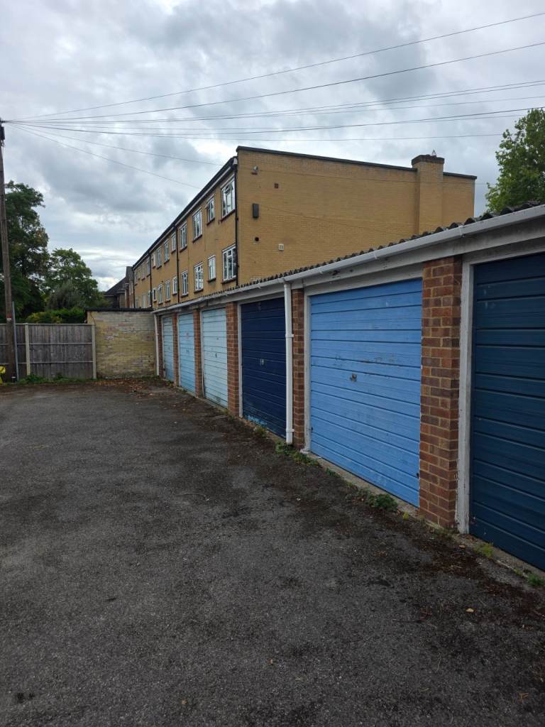 Maidenhead SL6 lock up gargae to rent