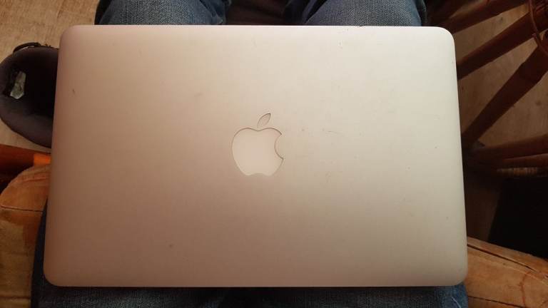 apple macbook air osx yosemite a1465 proessor intel core i5 1.4ghz 4g memory intel 