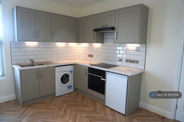 2 bedroom flat in Ewell Road, Surbiton, KT6 (2 bed) (#2657128)