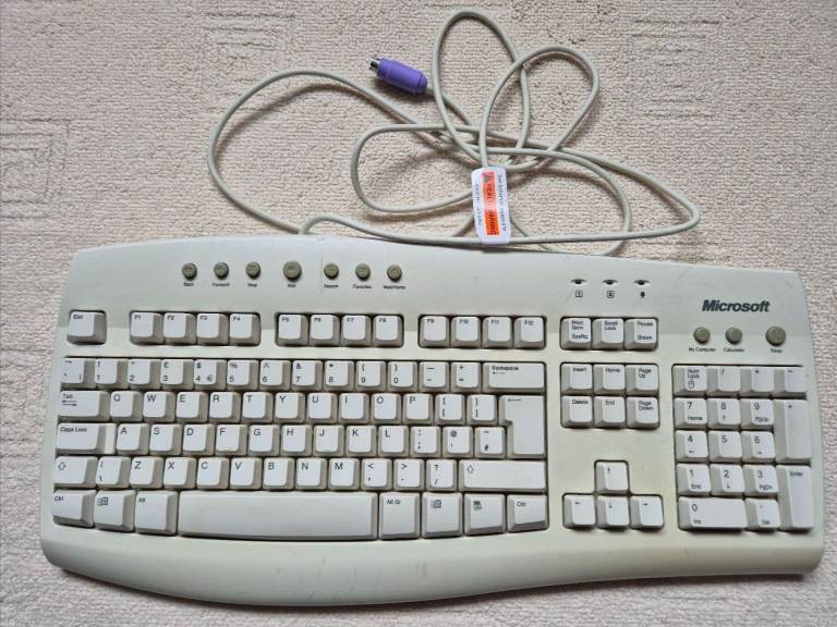 Microsoft cream keyboard PS/2 - Retro computer gaming PC laptop keyboard