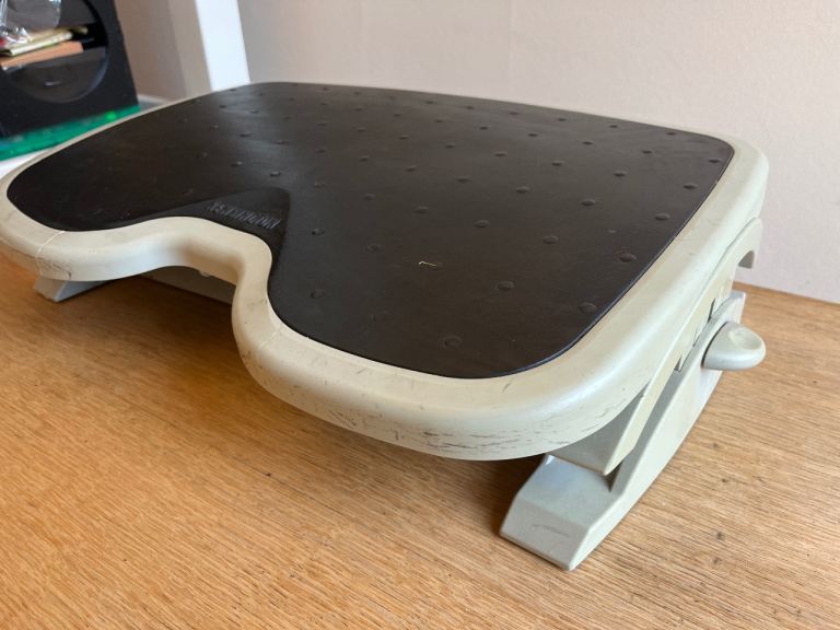 Kensington SoleMate Plus Ergonomic Footrest – Grey and Black, Good Condition