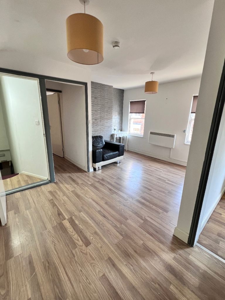 Specious 1 bedroom flat in Willenhall town centre to let 
