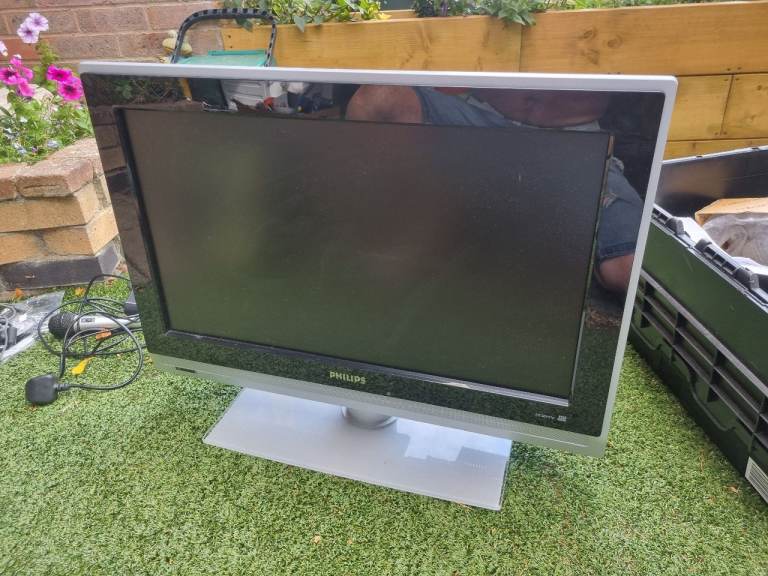 Phillips 28" flat screen TV with glass base - HDMI - remote included