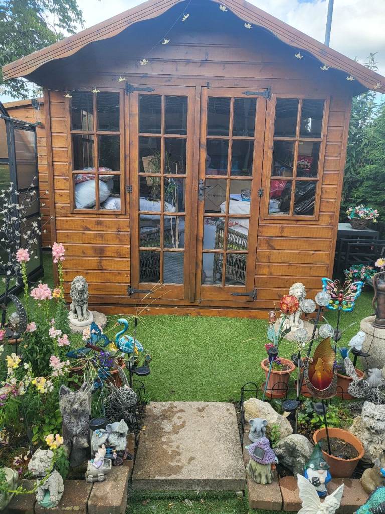 Lovely wooden summer house 