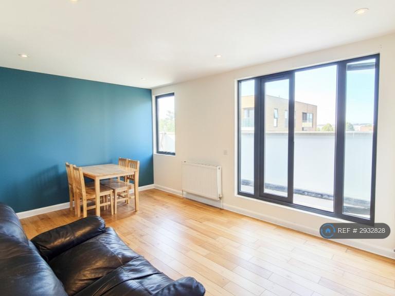 2 bedroom flat in Aragon Court, London, W13 (2 bed) (#2932828)
