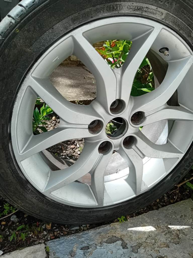 Hyundai 17 inchwheel with tyre
