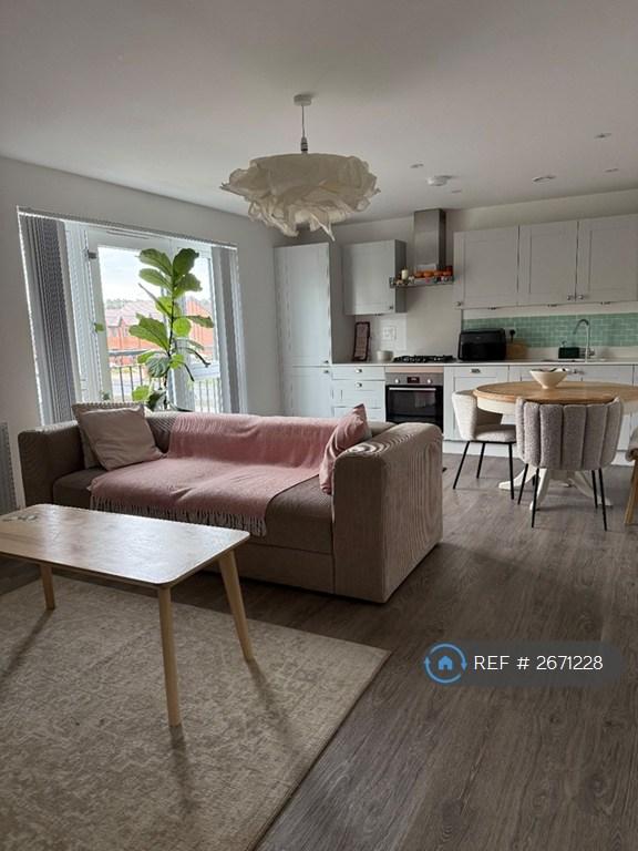 2 bedroom flat in Ireland Road, Crowthorne, RG45 (2 bed) (#2671228)