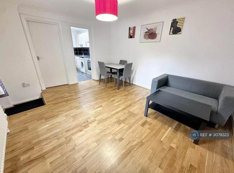 2 bedroom flat in Uxbridge Road, London, W12 (2 bed) (#3079323)