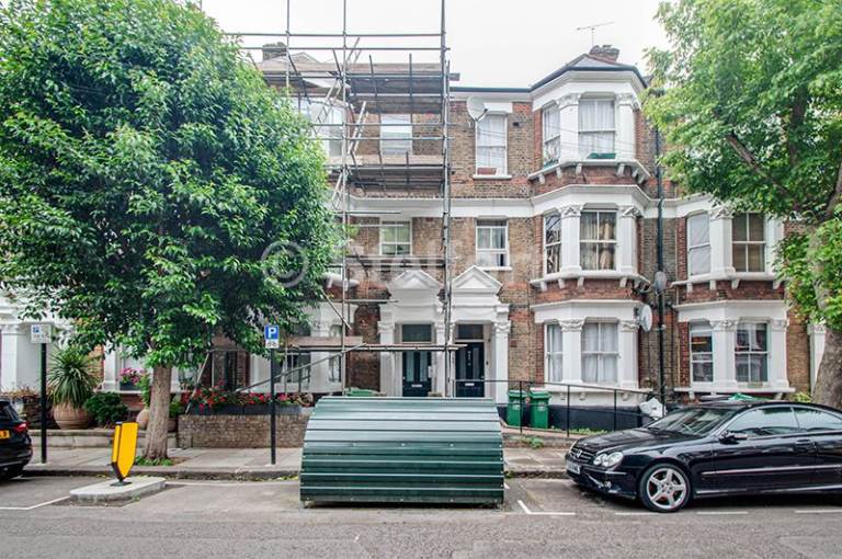 2 bedroom flat in College Place, London, NW1